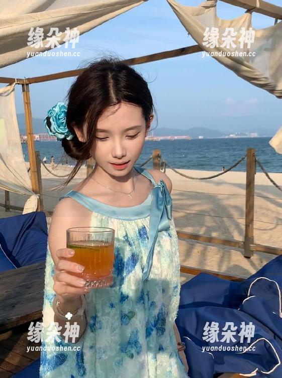 在吃瓜大本营app里，热辣的八卦就像调皮的小猫，让你爱不释手！